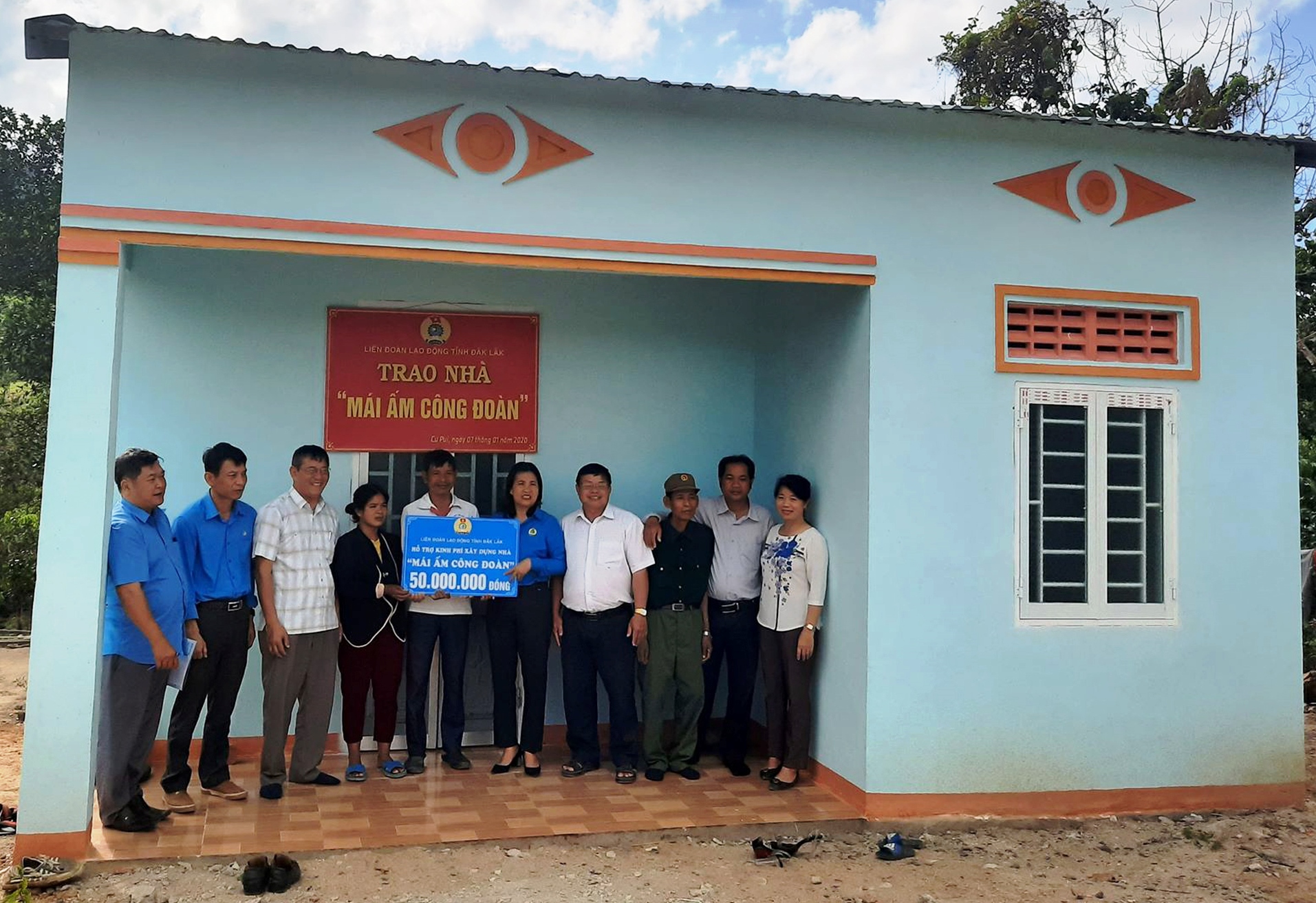 Lễ trao nhà “Mái ấm công đoàn” cho gia đình anh Y Dơng Niê tại buôn Đắk Tuôr